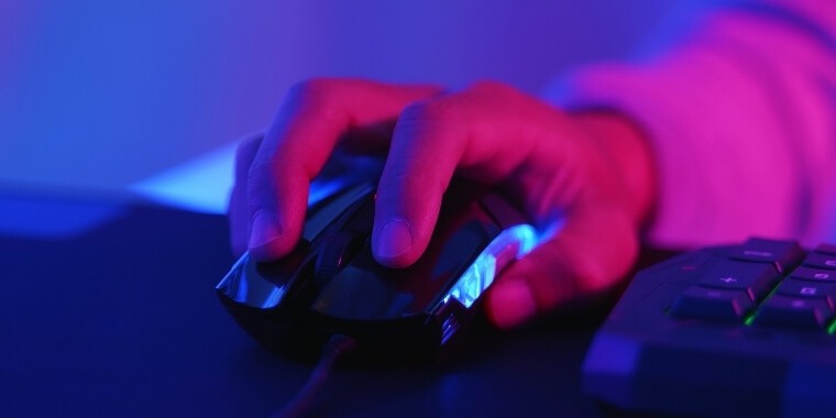 A gamer showing how to hold a mouse in claw grip