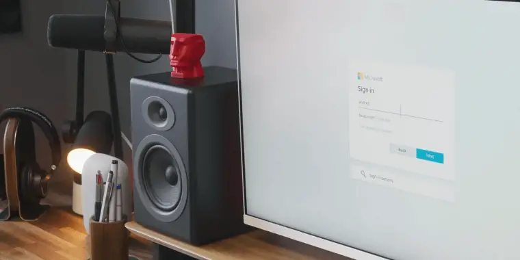How to Connect a Speaker to a Monitor